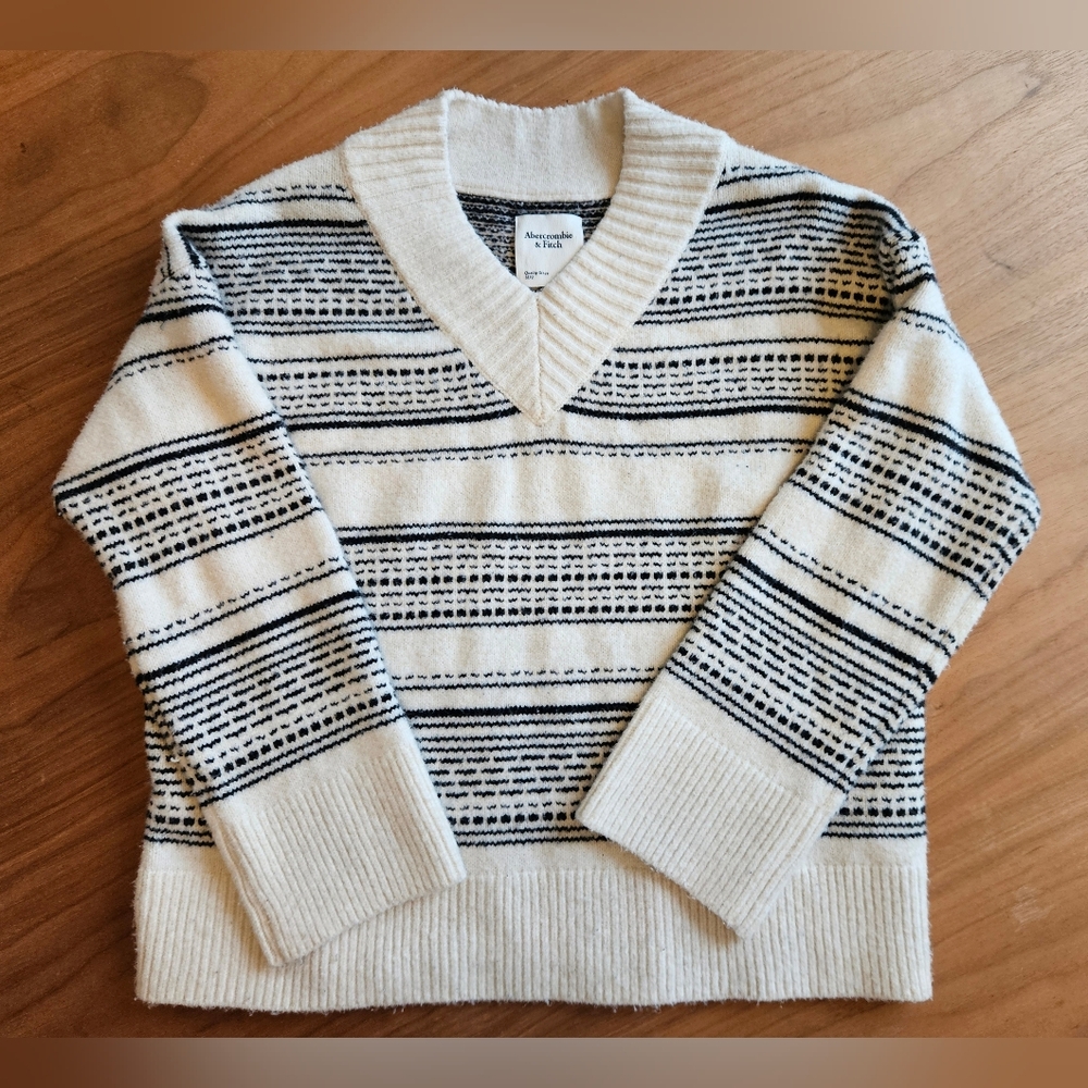 Abercrombie & Fitch, Cozy womens V-neck Sweater, Super soft, Size S, EUC